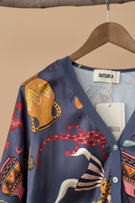 Carregar imagem no visualizador da galeria, Blusa africana detalhe — fundo bege estúdio

