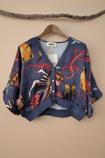 Carregar imagem no visualizador da galeria, Blusa africana frente — fundo bege estúdio

