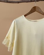 Chargez l'image dans la visionneuse de la galerie,Blusa amarela com renda - detalhe decote e manga
