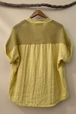 Carica l'immagine nel visualizzatore della galleria,Blusa amarela costas - fundo estúdio
