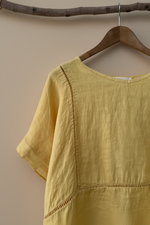 Carica l'immagine nel visualizzatore della galleria,Blusa amarela detalhe fundo bege
