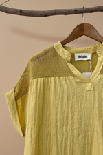 Carica l'immagine nel visualizzatore della galleria,Blusa amarela detalhe - fundo estúdio

