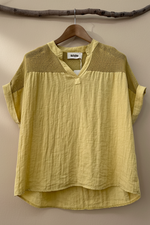 Carica l'immagine nel visualizzatore della galleria,Blusa amarela frente - fundo estúdio
