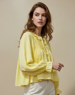 Chargez l'image dans la visionneuse de la galerie,Blusa amarela plissada com folhos
