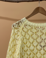 Carregar imagem no visualizador da galeria, Blusa amarelo limão de crochet - detalhe ombro e decote com padrão vazado
