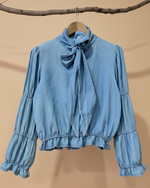 Chargez l'image dans la visionneuse de la galerie,Blusa azul com laço - vista frontal
