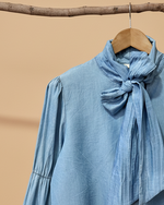 Chargez l'image dans la visionneuse de la galerie,Blusa azul - detalhe laço
