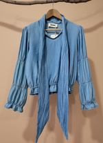 Chargez l'image dans la visionneuse de la galerie,Blusa azul Naftalina - vista frontal com etiqueta
