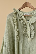 Carica l'immagine nel visualizzatore della galleria,Blusa bege detalhe etiqueta com fundo bege estúdio
