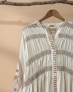 Carregar imagem no visualizador da galeria, Blusa bordada com fundo de estúdio bege - detalhe

