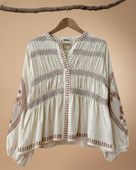 Carregar imagem no visualizador da galeria, Blusa bordada com fundo de estúdio bege - frontal
