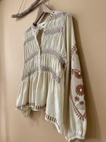 Carregar imagem no visualizador da galeria, Blusa bordada com fundo de estúdio bege - lateral
