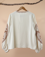 Carregar imagem no visualizador da galeria, Blusa bordada com fundo de estúdio bege - traseira
