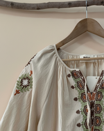 Carica l'immagine nel visualizzatore della galleria,Blusa bordada — detalhe
