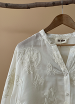 Chargez l'image dans la visionneuse de la galerie,Blusa branca bordada - detalhe etiqueta Naftalina
