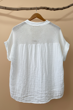Carica l'immagine nel visualizzatore della galleria,Blusa branca costas - fundo estúdio
