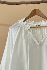 Cargue la imagen en el visor de la galería,Blusa branca - detalhe do decote com folhos
