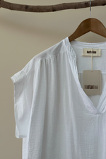 Carregar imagem no visualizador da galeria, Blusa branca detalhe fundo bege
