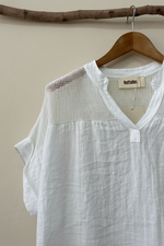 Carica l'immagine nel visualizzatore della galleria,Blusa branca detalhe - fundo estúdio
