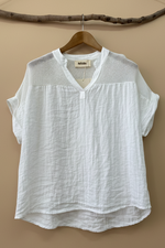 Carica l'immagine nel visualizzatore della galleria,Blusa branca frente - fundo estúdio
