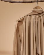 Carregar imagem no visualizador da galeria, Blusa camel com pregas - detalhe costas com pregas franzidas
