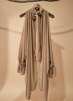 Carregar imagem no visualizador da galeria, Blusa camel com pregas - vista frontal com laço no decote e punhos franzidos
