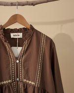 Chargez l'image dans la visionneuse de la galerie,Blusa castanha — detalhe
