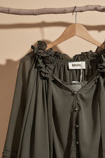 Load image in the gallery viewer,Blusa Chiffon Verde — Detalhe

