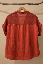 Carica l'immagine nel visualizzatore della galleria,Blusa costas - fundo estúdio
