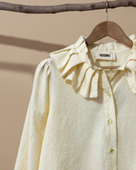 Carregar imagem no visualizador da galeria, Blusa creme com folhos - detalhe gola
