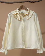 Carregar imagem no visualizador da galeria, Blusa creme com folhos - vista frontal
