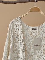 Cargue la imagen en el visor de la galería,Blusa crochet - detalhe com fundo bege
