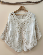 Carregar imagem no visualizador da galeria, Blusa crochet morcego — frente
