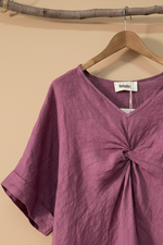 Carregar imagem no visualizador da galeria, Blusa detalhe - fundo bege estúdio
