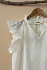 Carregar imagem no visualizador da galeria, Blusa detalhe — fundo estúdio bege
