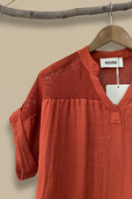 Carica l'immagine nel visualizzatore della galleria,Blusa detalhe - fundo estúdio

