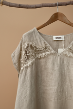 Carregar imagem no visualizador da galeria, Blusa detalhe renda - fundo estúdio
