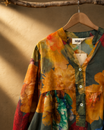 Carregar imagem no visualizador da galeria, Blusa floral — detalhe decote
