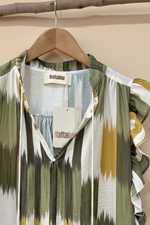 Cargue la imagen en el visor de la galería,Blusa ikat folhos - detalhe
