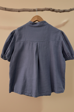 Carregar imagem no visualizador da galeria, Blusa linho ardósia costas — fundo bege estúdio
