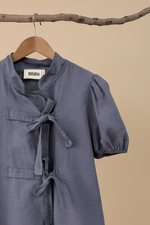 Carregar imagem no visualizador da galeria, Blusa linho ardósia detalhe — fundo bege estúdio
