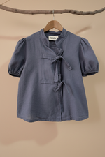 Carregar imagem no visualizador da galeria, Blusa linho ardósia frente — fundo bege estúdio
