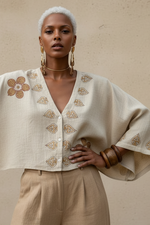 Carregar imagem no visualizador da galeria, Blusa Linho — Modelo com Brincos
