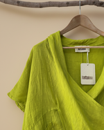 Load image in the gallery viewer,Blusa linho verde detalhe
