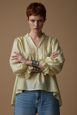 Carica l'immagine nel visualizzatore della galleria,Blusa modelo frente atitude

