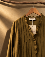 Carica l'immagine nel visualizzatore della galleria,Blusa olive folhos — detalhe
