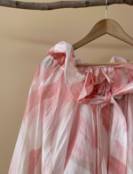 Chargez l'image dans la visionneuse de la galerie,Blusa organza rosa - detalhe ombro e laço
