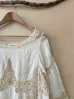 Carregar imagem no visualizador da galeria, Blusa renda bordada - detalhe com fundo bege
