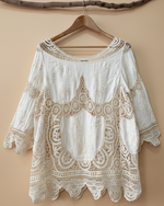 Carregar imagem no visualizador da galeria, Blusa renda bordada - vista frontal com fundo bege
