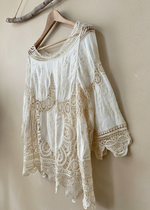 Carregar imagem no visualizador da galeria, Blusa renda bordada - vista lateral com fundo bege
